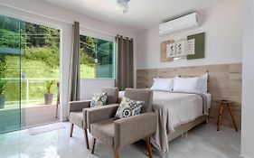 STUDIO NOVO- com Varanda espaçosa- Cama Queen Wi-fi -Sky - 5 minutos de carro da Praia - ITAIPUAÇU
